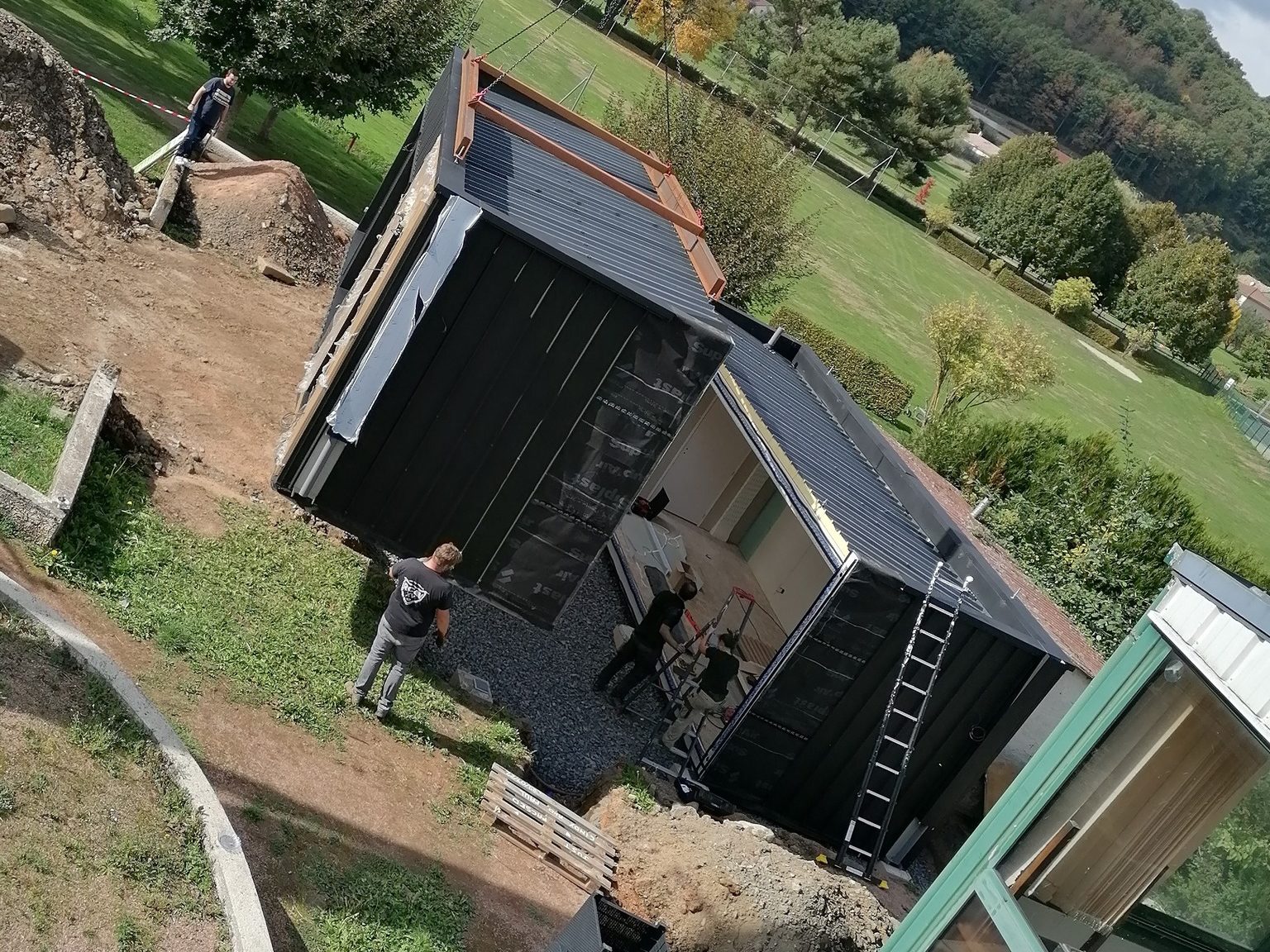 Montage vidéo  de la livraison et installation d’une structure modulaire à ossature métallique Modul’Theil